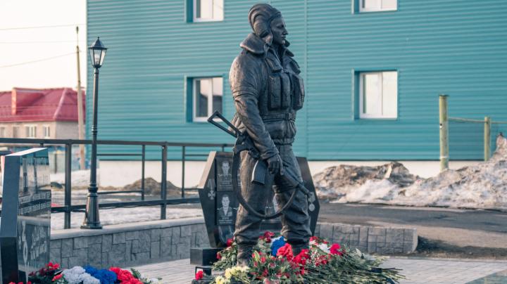В Печенгском округе открыт первый памятник, посвященный героям СВО